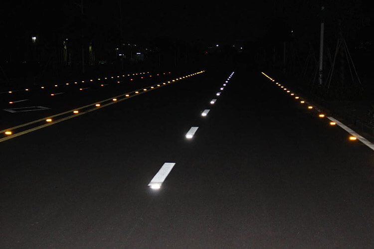 Solar-powered-flashing-road-stud